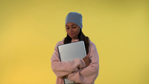 戴顶抱抱她的电脑笔记本电脑的非洲女孩肖像18秒视频