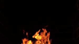 黑色背景抽象真实的火灾画面31秒视频