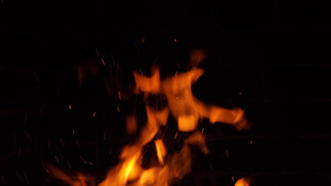 紧紧地燃烧着红色的热叉子和夜里喷出的火焰火花颗粒在19秒视频