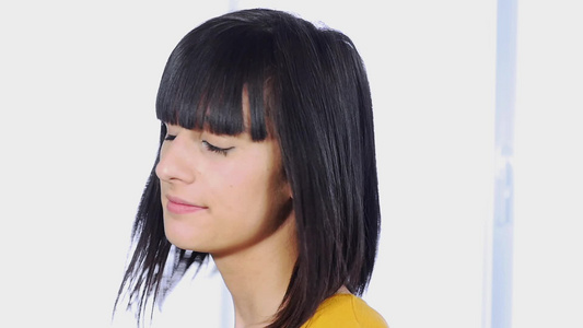 一个年轻的黑发女人的肖像慢动作视频