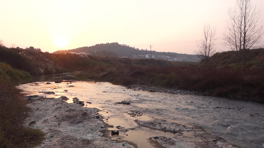 乡村的小溪日落自然风光视频