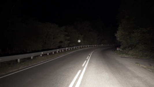 夜间驾车在路上行驶视频