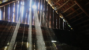 阳光穿透旧谷仓板的缝隙20秒视频