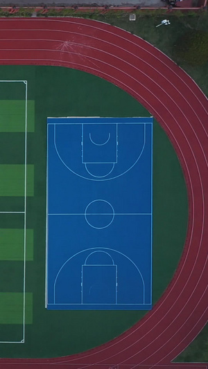 航拍城市中学校园彩色足球场素材风光城市14秒视频
