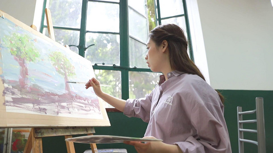 女性绘画油画视频
