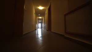 低角度走过长空深黑建筑走廊拍摄了电影片场的平坦镜头14秒视频