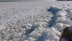 2017年乌克兰敖德萨附近的海上风暴期间冰冻的黑海37秒视频