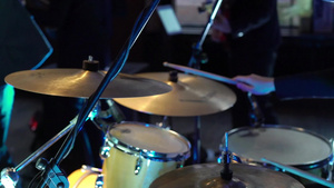 在音乐会上打鼓带鼓棒的音乐家在舞台上演奏敲击声9秒视频