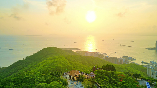 高视角温暖阳光下的海南三亚鹿回头空镜头航拍风景视频