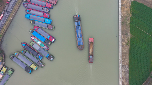 航拍京杭运河货轮交汇视频