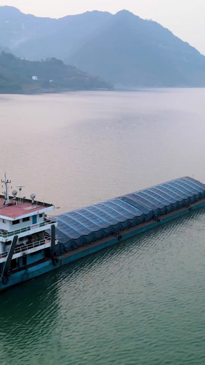 航拍长江中轮船陆续驶过长江经济带长江三峡82秒视频