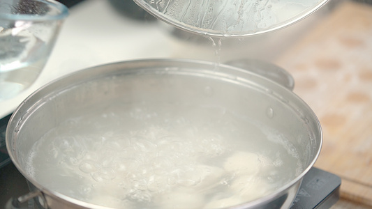 向锅中加入冷水止沸视频