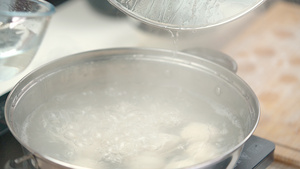 向锅中加入冷水止沸60秒视频