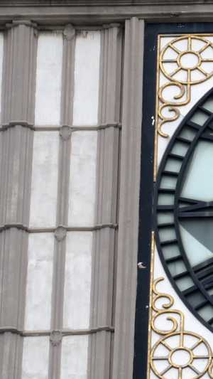实拍建筑上的钟表转动延时摄影时间流逝10秒视频