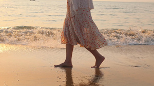 赤脚女孩温暖阳光下沿着潮湿沙滩24秒视频