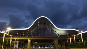 延时摄影城市暴风雨来临前动车高铁武汉站4k素材30秒视频