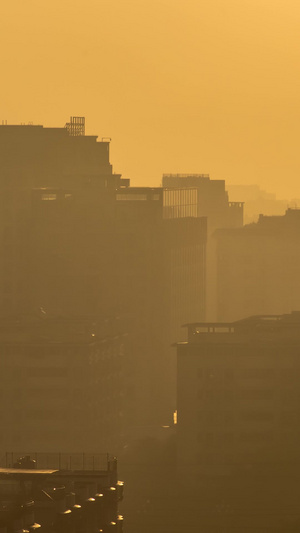 城市在迷雾中苏醒延时视频晨雾消散18秒视频