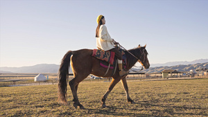 4K升格那拉提草原上骑马的少女15秒视频