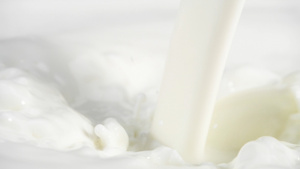 升格慢动作牛奶饮料鲜奶纯牛奶水牛奶奶制品9秒视频