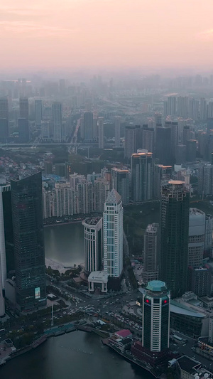 航拍日落时分的武汉金融街高楼大厦32秒视频