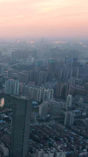 航拍日落时分的武汉金融街航拍中国32秒视频