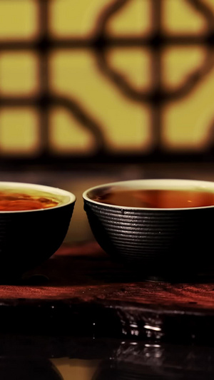 水滴落在茶杯中溅起水花茶文化11秒视频