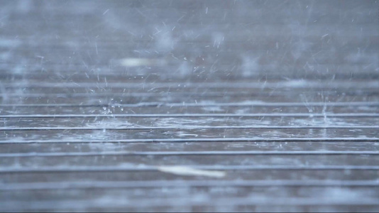 下雨天的木板地面视频