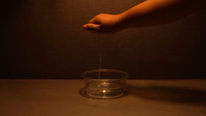 厨房倒水从手手挤水遮罩特效水杯魔术19秒视频