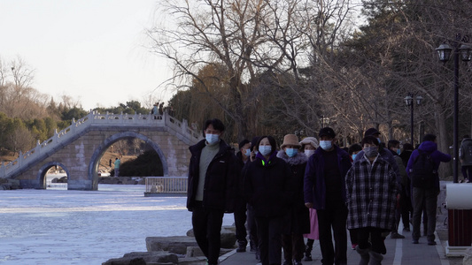 000湖岸石桥拱桥游客游览圆明园 圆明园 5A级景区视频