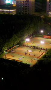 篮球场夜景航拍体育活动视频