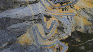 4k怒江大峡谷蜿蜒曲折的公路航拍27秒视频