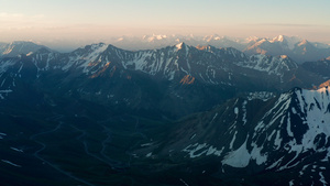 4K航拍新疆天山盘山路雪山39秒视频