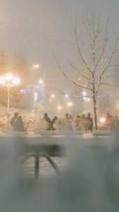 圣诞节夜晚城市街头飘落雪花视频