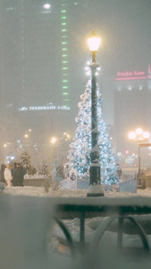 圣诞节夜晚城市街头飘落雪花视频