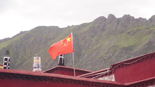 藏区爱国五星红旗飘扬视频