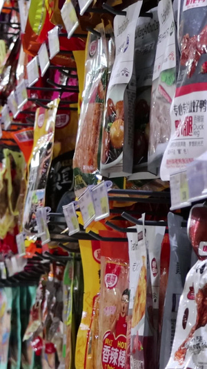超市零食货架实拍视频逛超市39秒视频