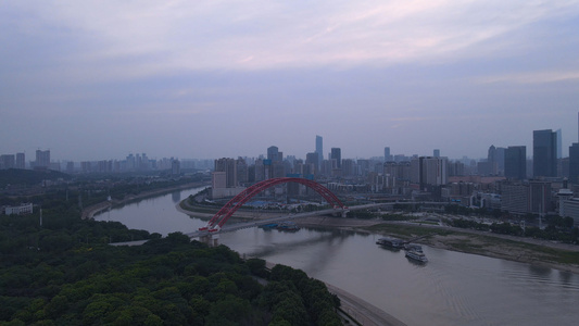 航拍城市风光红色桥梁晴川桥江景风景素材视频