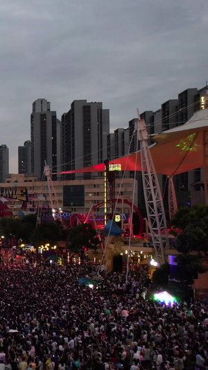 航拍城市演出表演音乐节现场人潮汹涌街景素材娱乐素材57秒视频