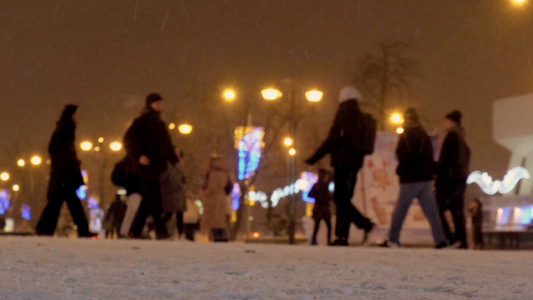 冬天下雪的夜晚城市低角度拍摄行人视频