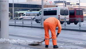 冬天清洁工人清理路边积雪14秒视频