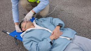 救护人员为病人戴上氧气面罩12秒视频