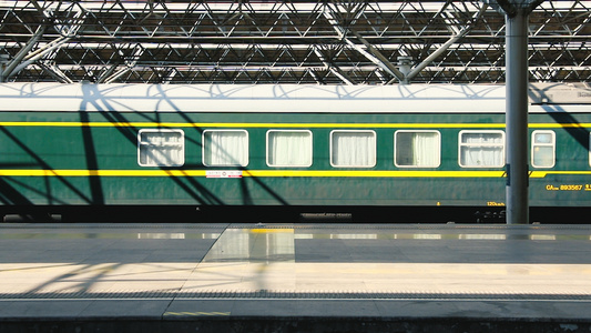 火车站台的绿色火车视频
