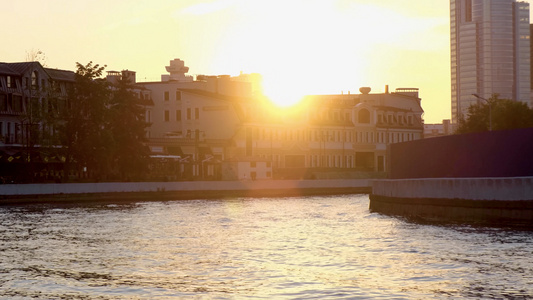 秋天城市夕阳照耀下波光粼粼的湖面视频