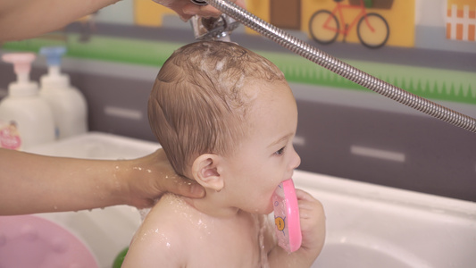 婴儿洗澡冲洗视频