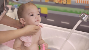 婴儿洗澡用毛巾擦拭13秒视频