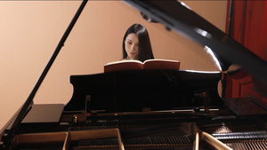 演奏钢琴的女性11秒视频