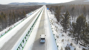 4k航拍雪地里飞驰的汽车15秒视频