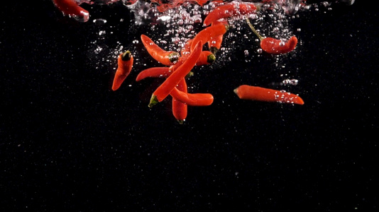 红辣椒蔬菜入水造型1000帧升格视频视频