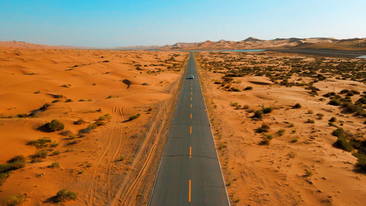 航拍车辆在腾格里沙漠公路行驶视频
