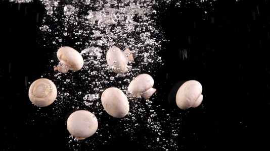 蘑菇蔬菜入水造型1000帧升格视频视频